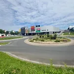 Moderny V Centre Banskej Bystrice So Sukromnou Terasou A Parkovanim アパート