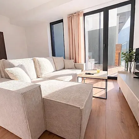 Moderny So Sukromnou Terasou V Centre Banskej Bystrice