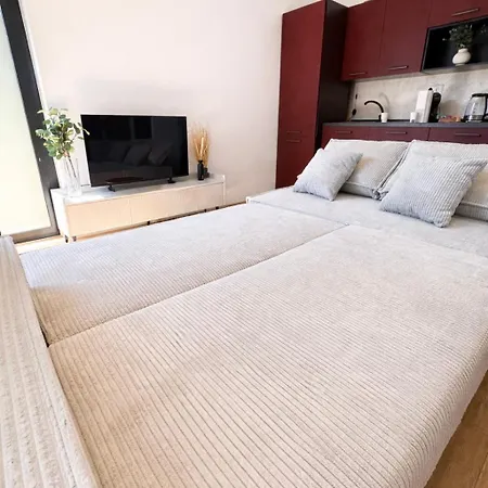Moderny V Centre Banskej Bystrice So Sukromnou Terasou A Parkovanim *