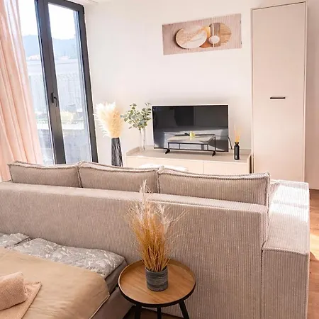 Moderny So Sukromnou Terasou V Centre Banskej Bystrice